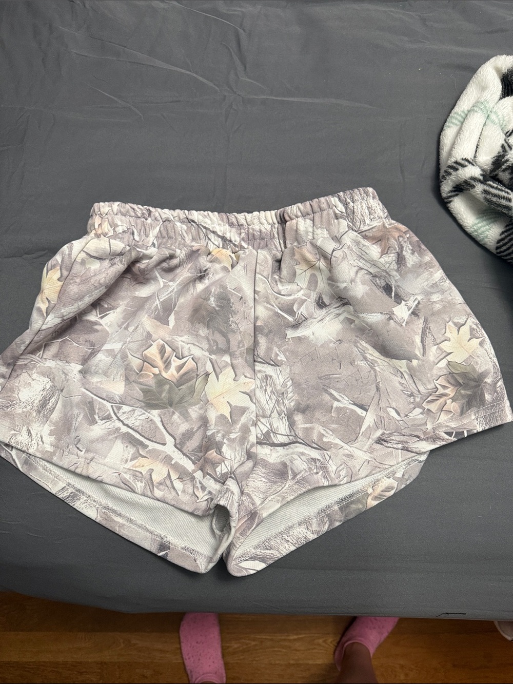 SHEIN Light Grey Leaf-Print Athletic Shorts